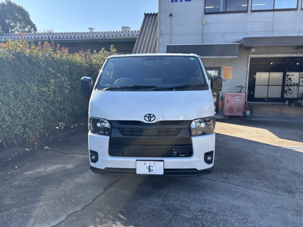 ハイエースフロントガラス ゴーストフィルム施工/サイドガラス交換